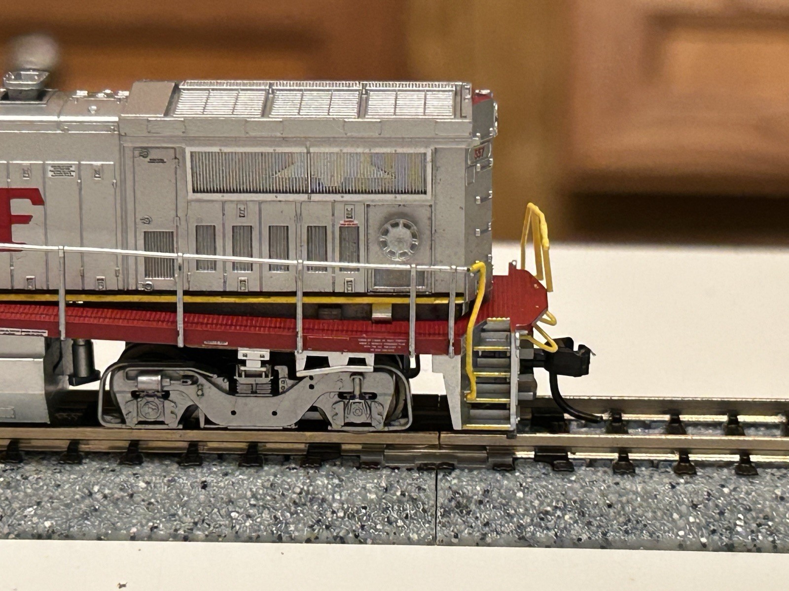N Scale Atlas 48811 BNSF “Warbonnet” GE Dash 8-40BW Diesel #557 – DCC Ready