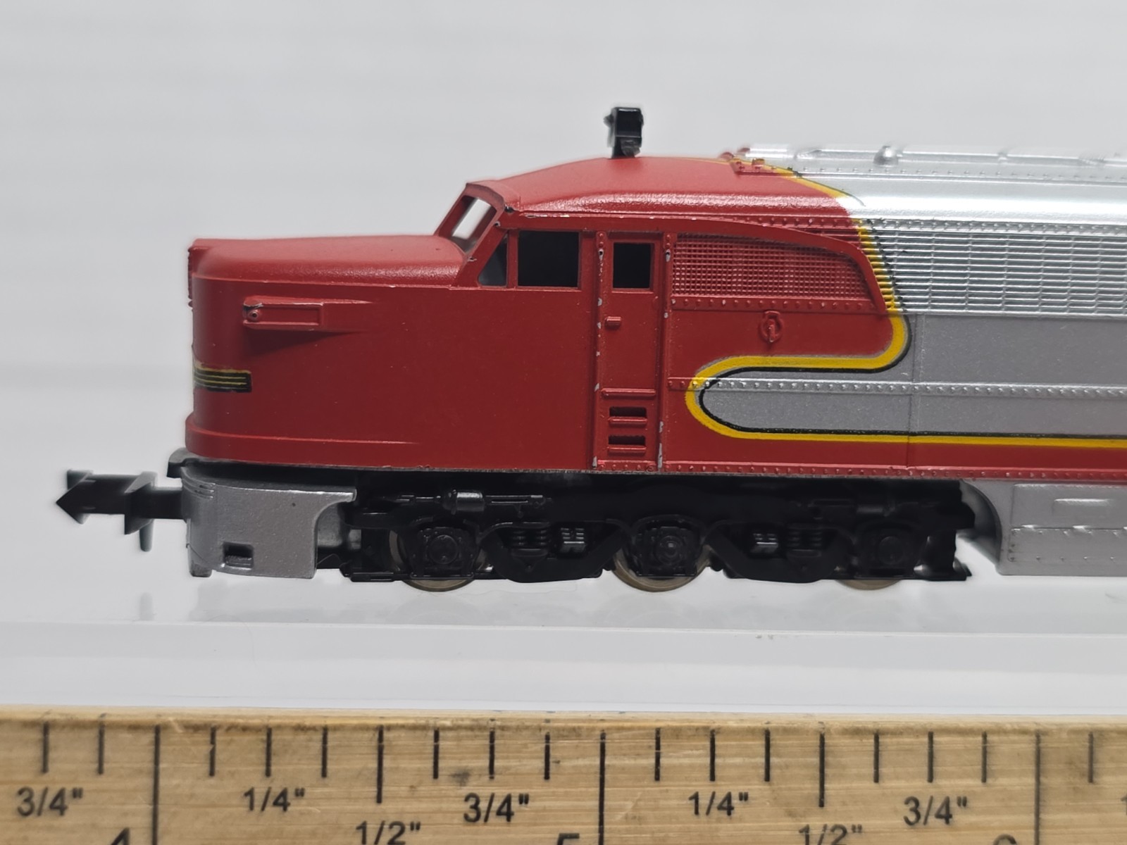 Con-Cor Japan N Scale Santa Fe PA-1 Diesel Locomotive ATSF Runs Well Read Desc.