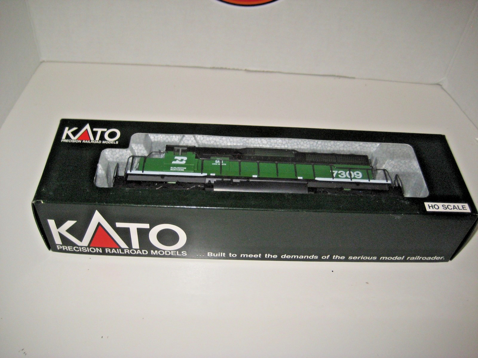 KATO 37-01K HO Scale Burlington Northern (White Cab) EMD SD40 Diesel Engine 7309