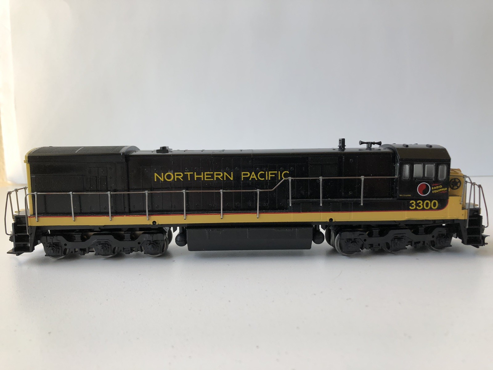 Athearn #3503 HO Northern Pacific U33C Powered Diesel Locomotive 3300