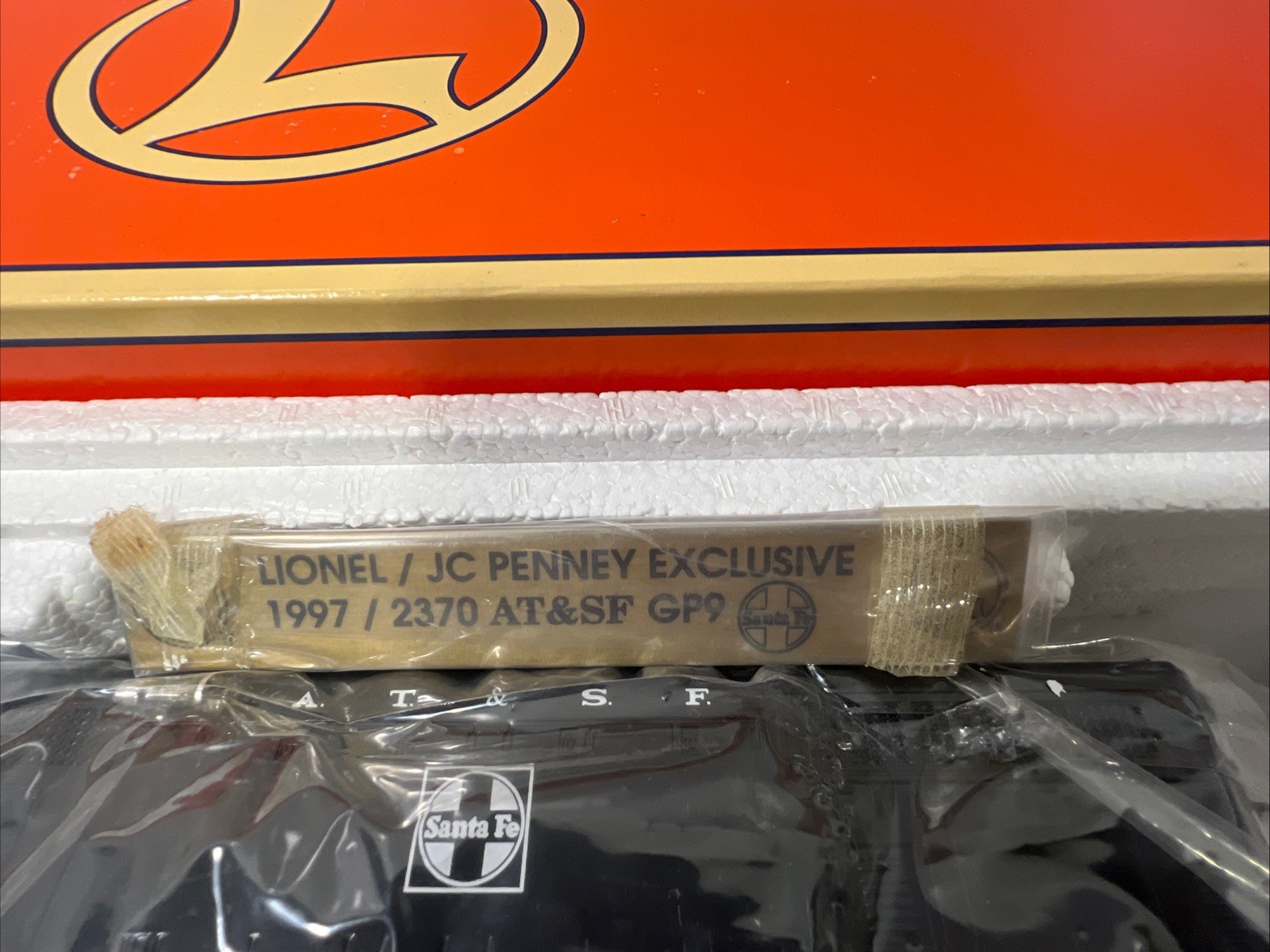 Lionel 18853 AT&SF JC Penney GP9 Diesel Engine Showcase Not Included EX In Box