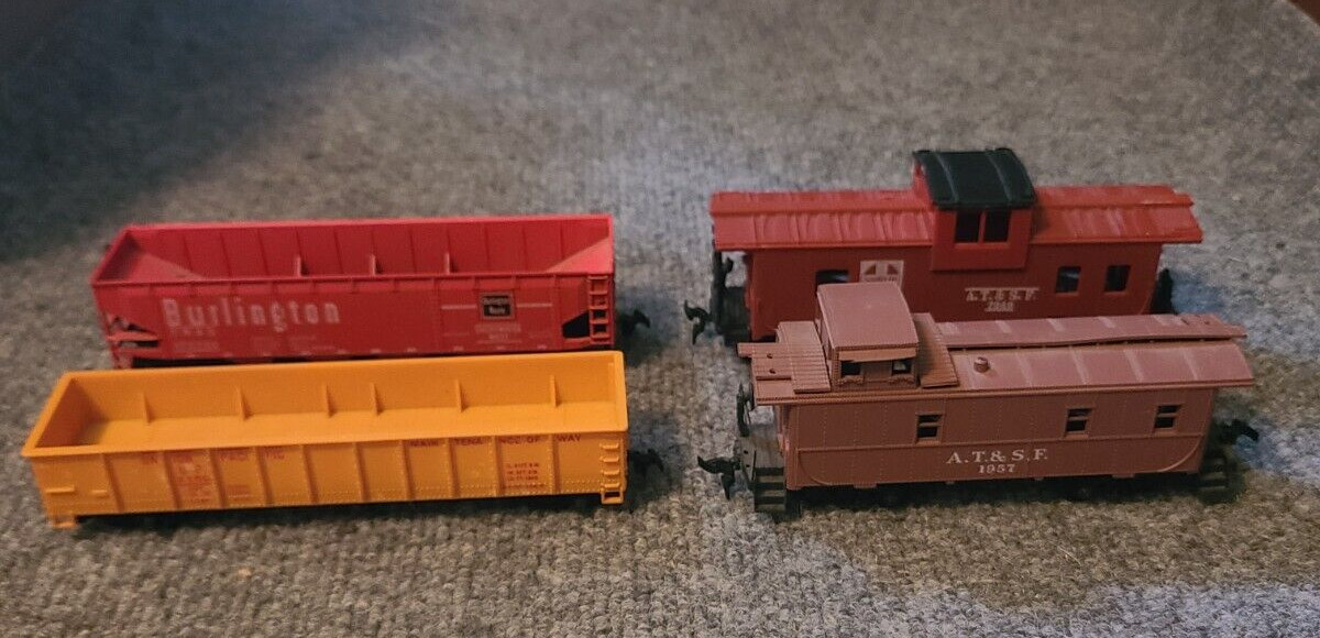 Lot Of 4 Santa Fe 7249, A.T. & S.F. 1957, U.P. X159 & Burlington 172700 HO Scale