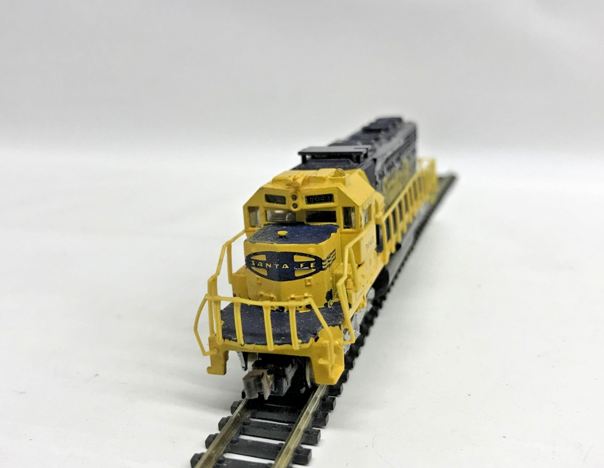 N Gauge Bachmann SD 40-2 Diesel Locomotive Santa Fe 5043 with Blinking Light