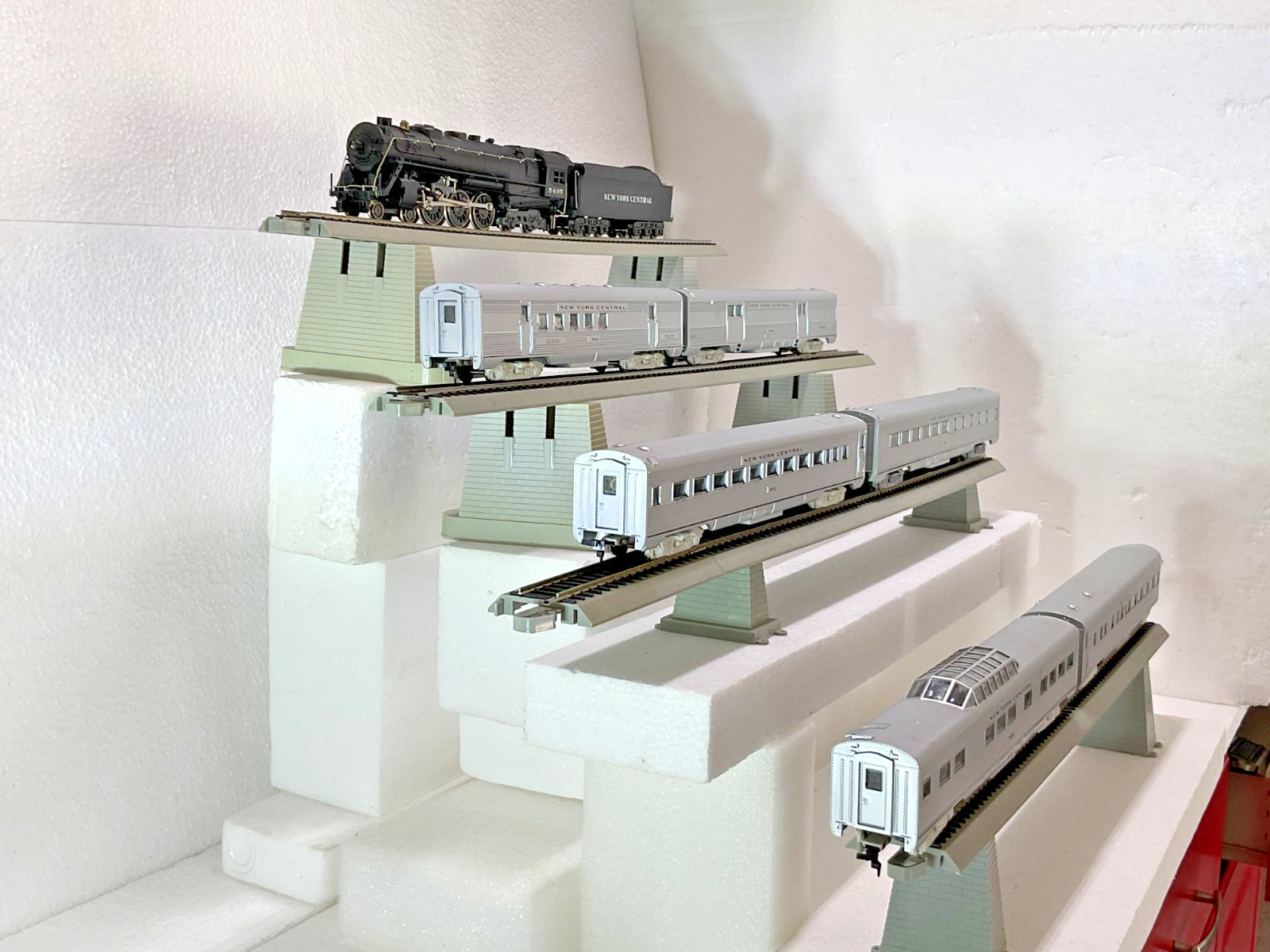 Rivarossi HO Scale NYC Hudson 4-6-4 Steam Locomotive #5405, Six Passenger Cars