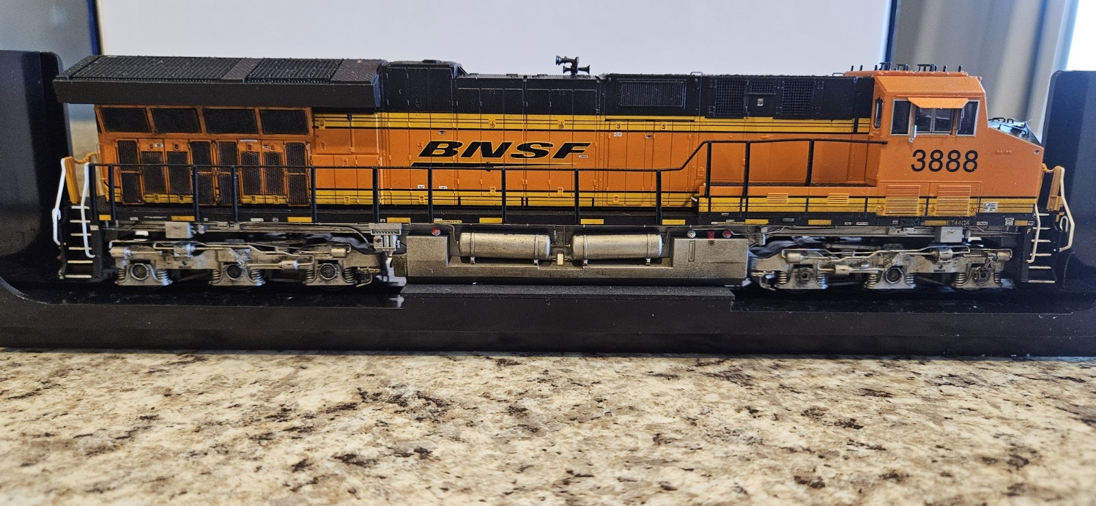 HO Scale InterMountain BNSF No 3888 ET44C4 DCC SOUND EQUIPPED