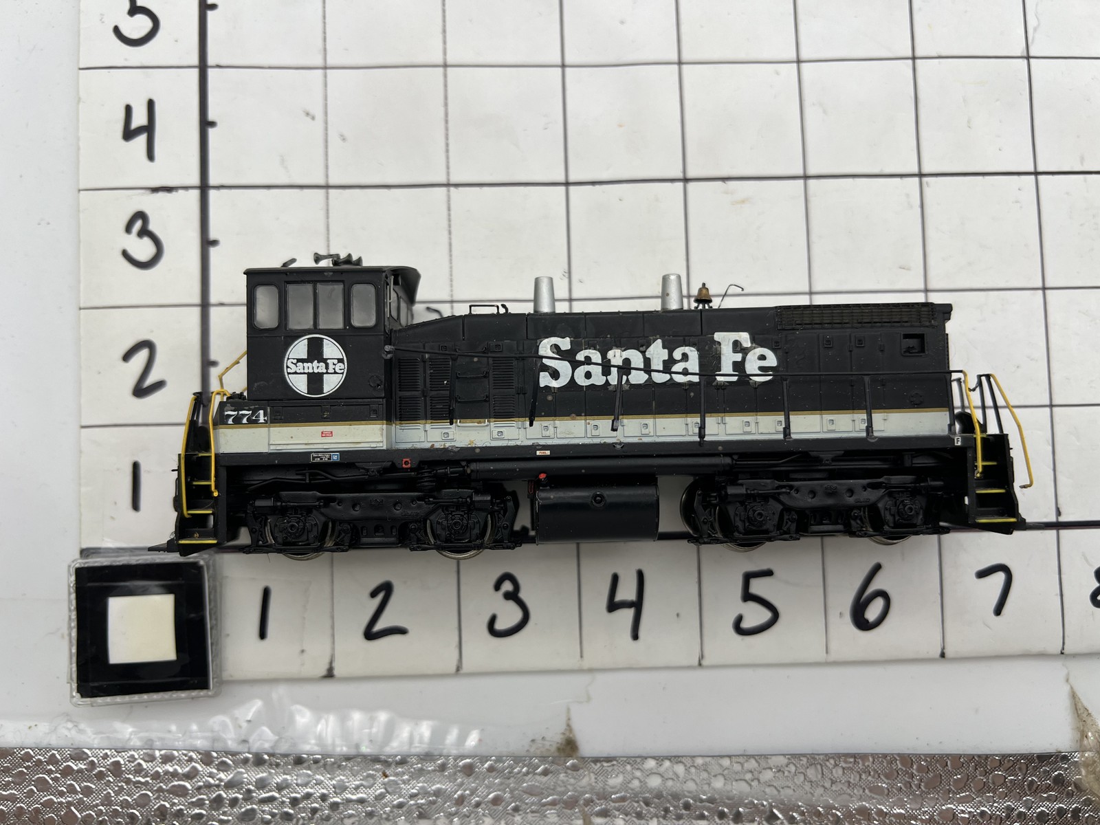 Athearn #95836 HO CUSTOM Santa Fe SW1500 Diesel Locomotive Switcher w/ Box Runs