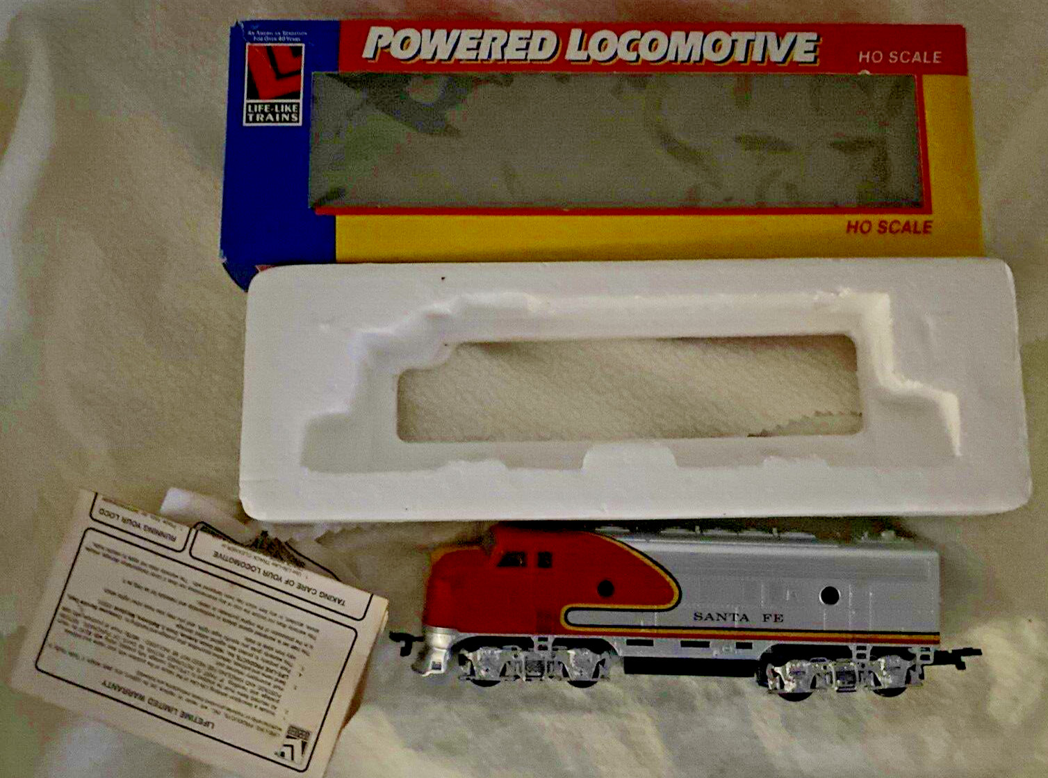 LIFE LIKE HO scale SANTA FE F7A POWERED DIESEL LOCOMOTIVE RUNS