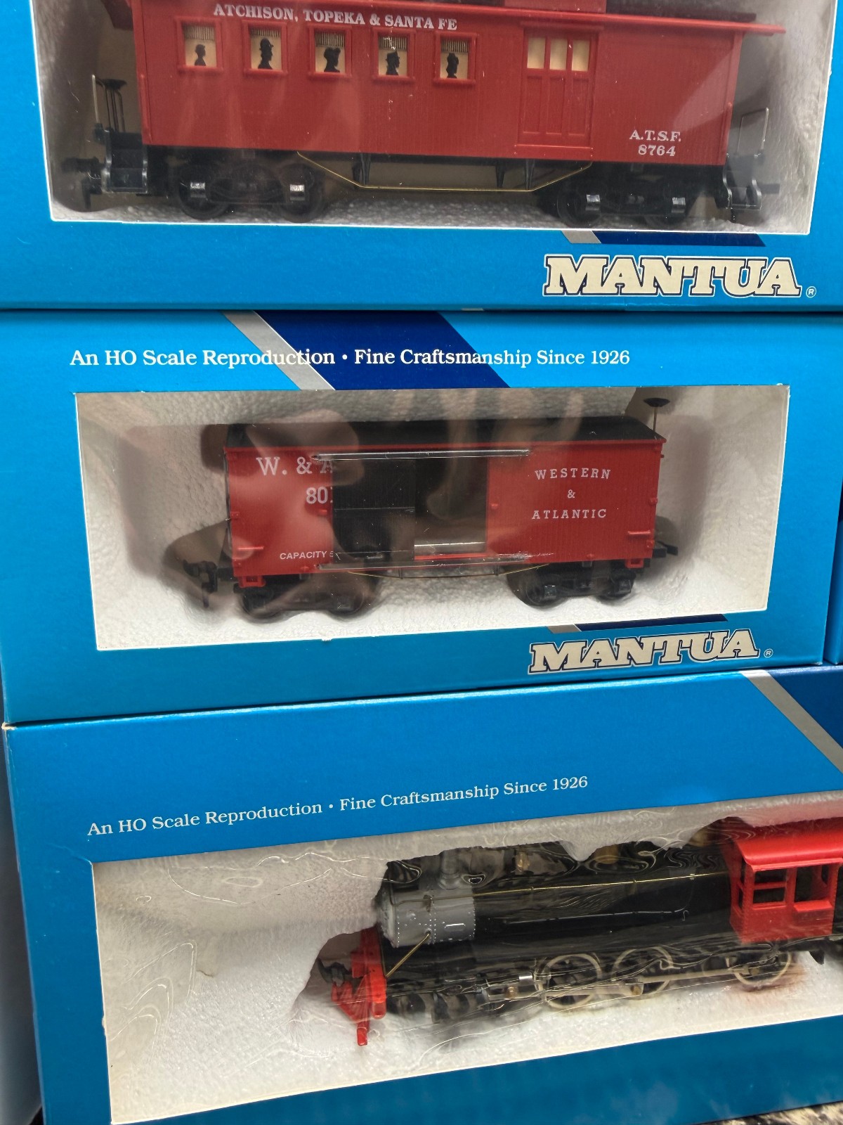 Mantua HO Electric Train Set Locomotive & Tender W/ 4 Cars & Power Pack & Track
