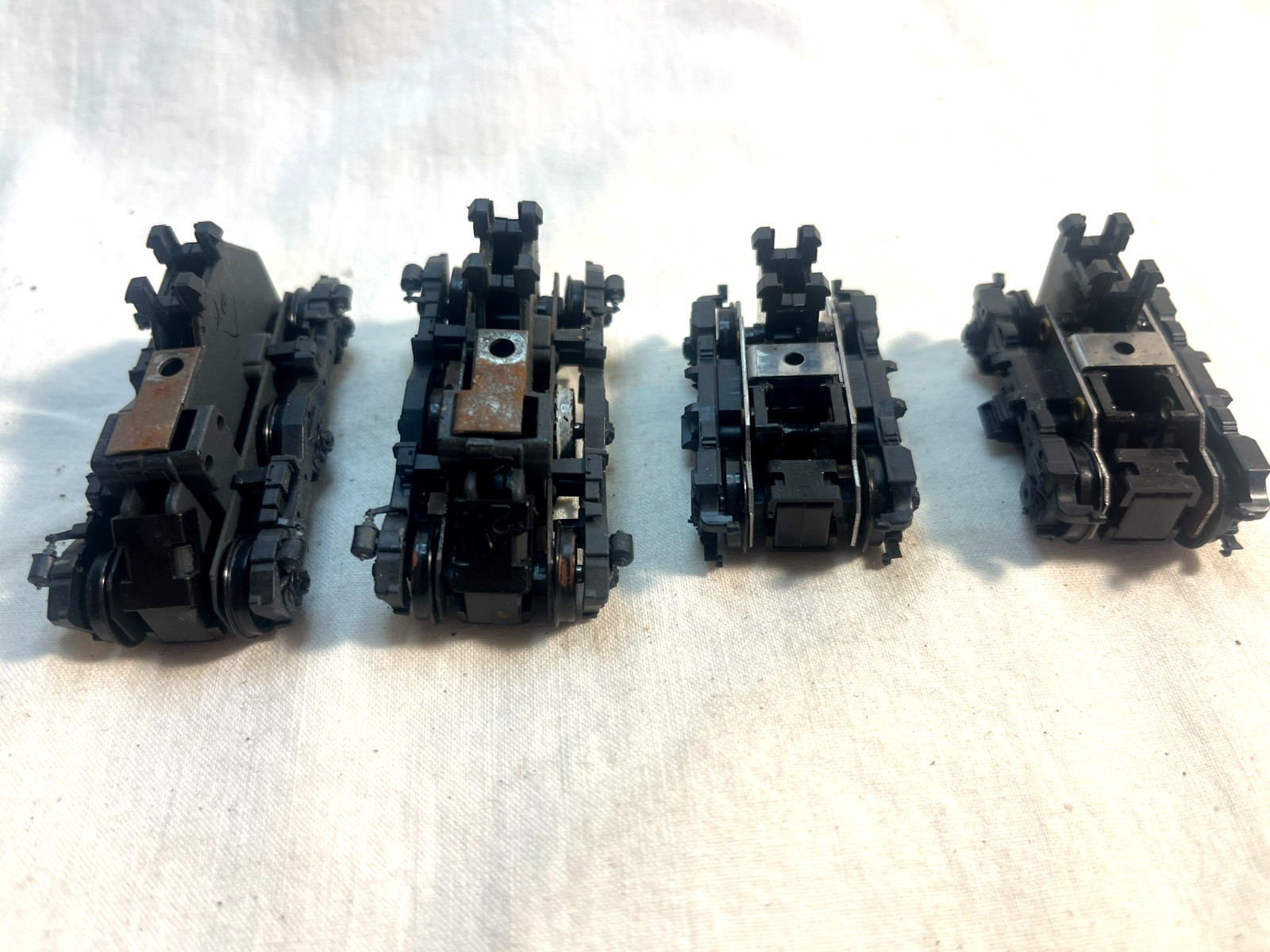 HO scale locomotive PARTS, 2 sets of dummy trucks, no gears, unknown manufacture