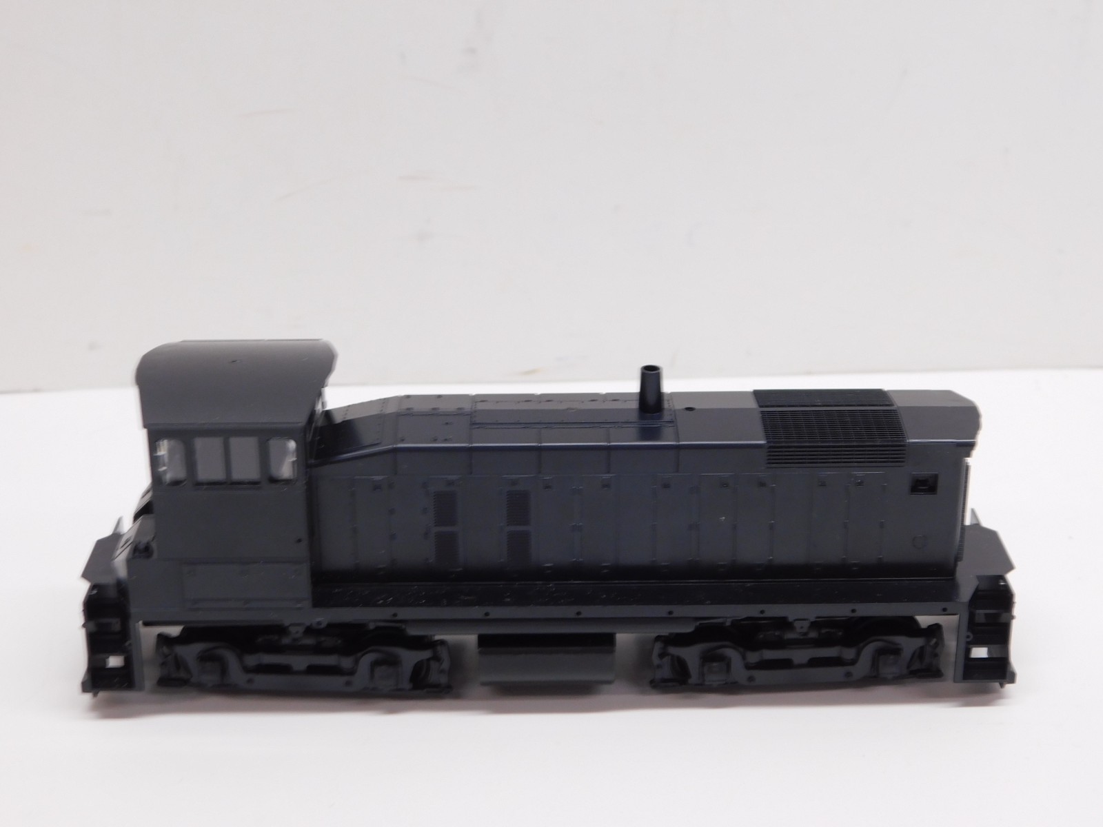 Athearn Blue Box Undecorated SW1500/SW1000 Diesel Locomotive-Unpowered Dummy C