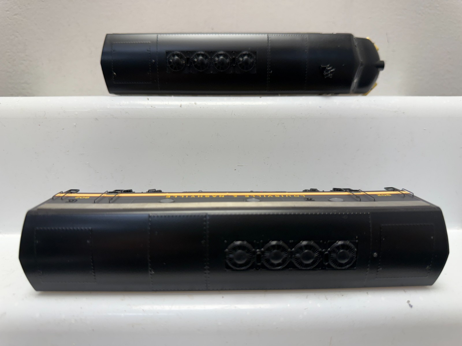 Athearn HO G1521 L & N EMD F7A/F7B Phase 1 Diesels 834 & 902 – DCC Ready