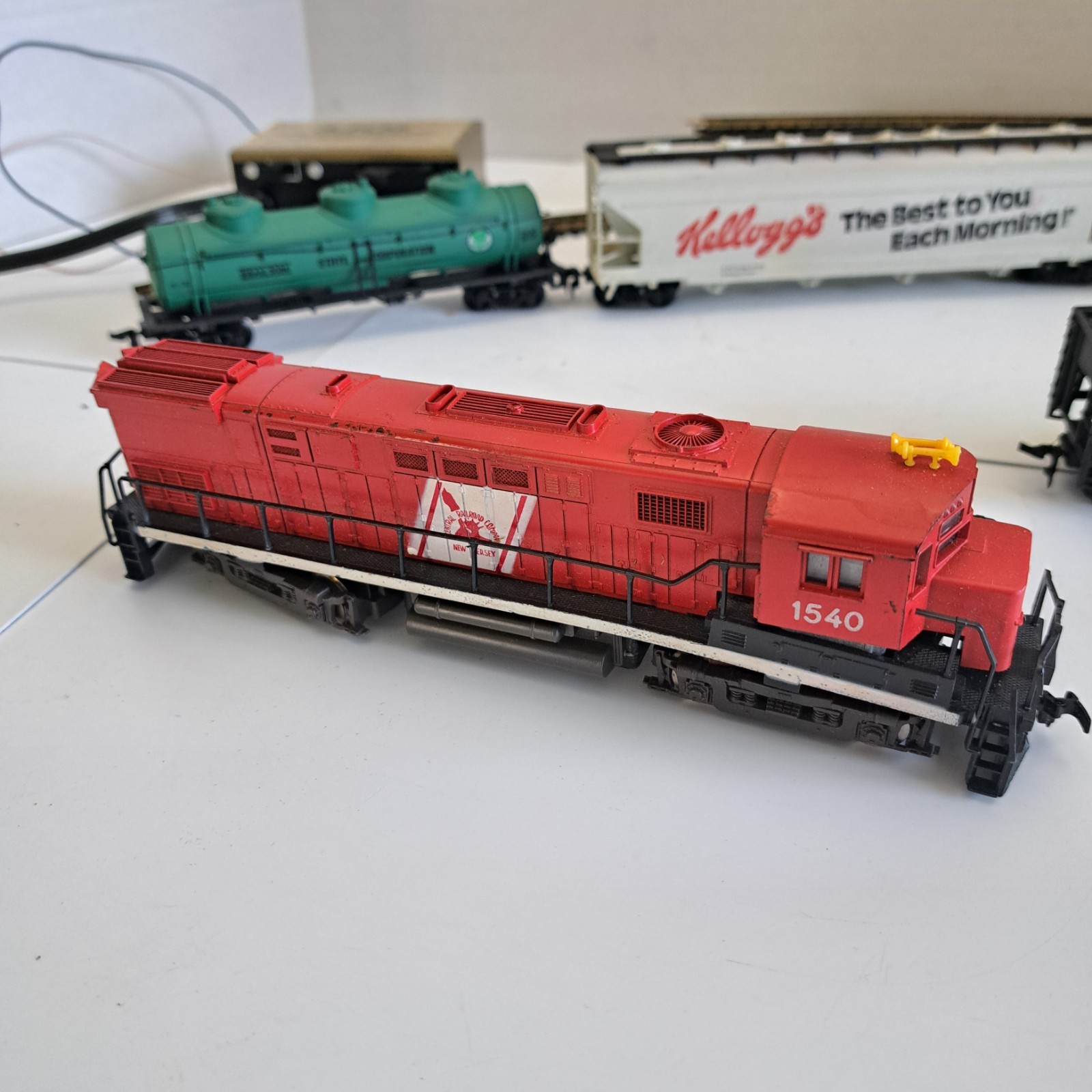 HO Scale AHM Alco Century 424 Central NJ Locomotive 1540, Tender, 3 Cars, Tracks