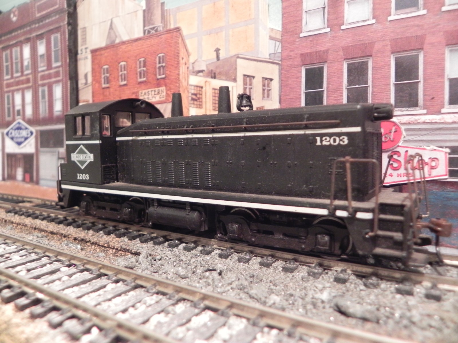 HO Scale Illinois Central IC SW7 Diesel Switcher Locomotive #1203 ATHERAN DC