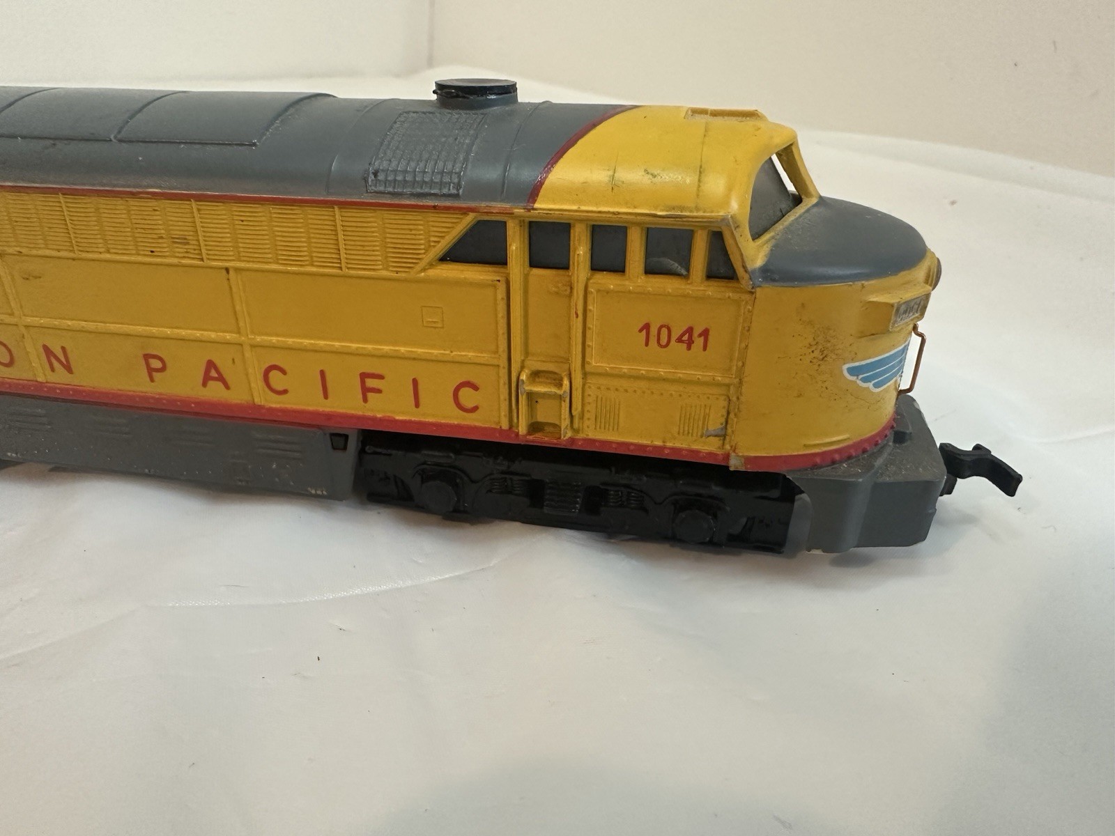 AHM Tempo Union Pacific Powered Locomotive 1041 HO Scale Used Working EMD E9