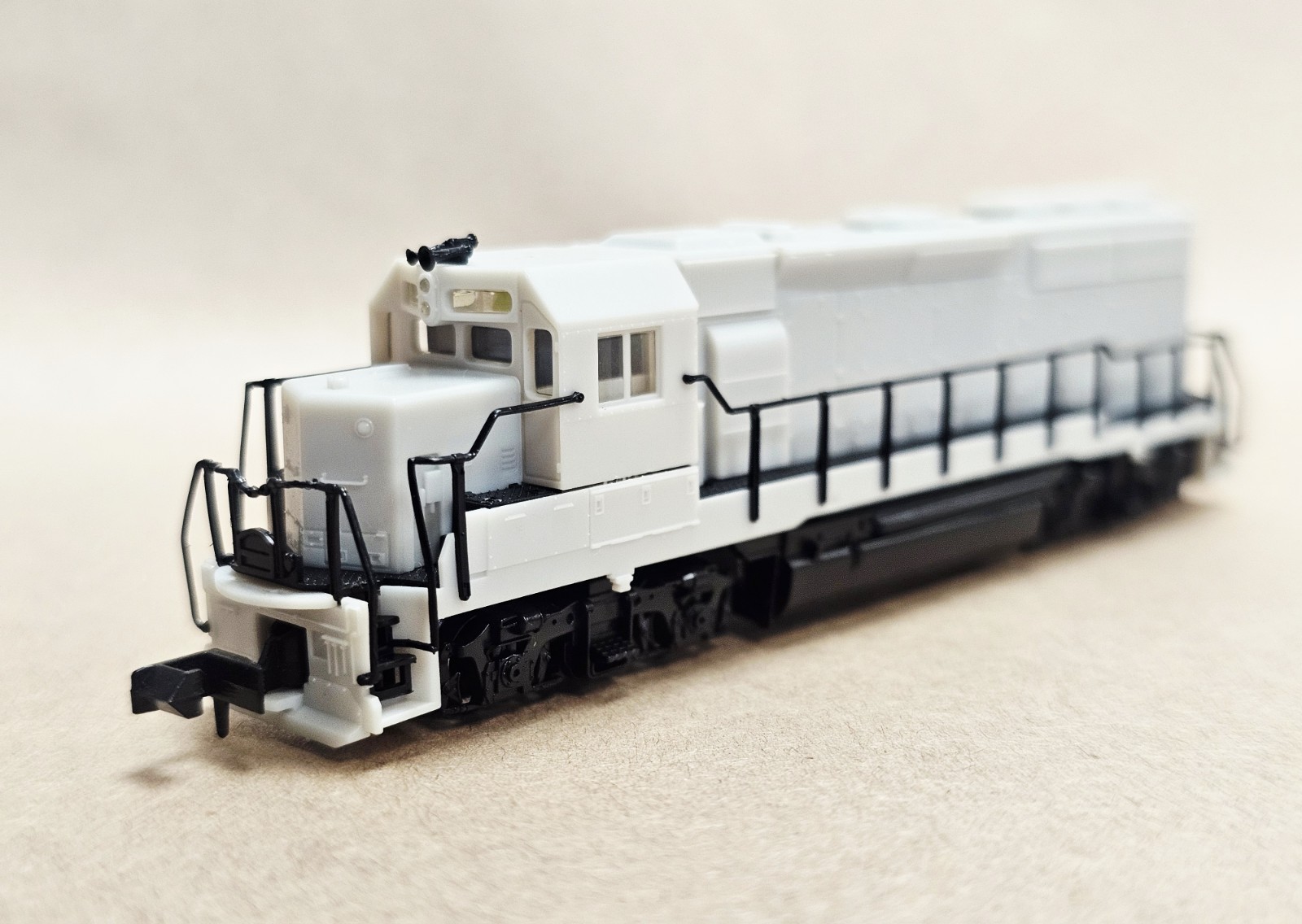 N Scale ATLAS 48601 Undecorated GP40-2 Locomotive / NEW