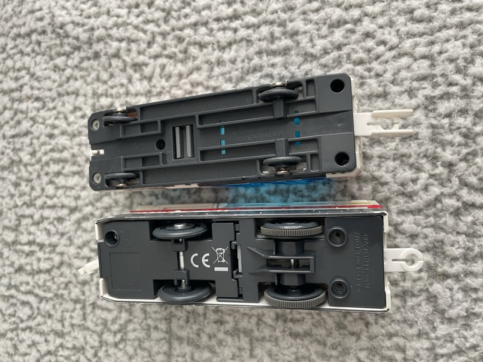 TOMY Plarail Hyper Guardian Ambu-Liner HGS-04 Train Cars 01 &02 White Red 2008