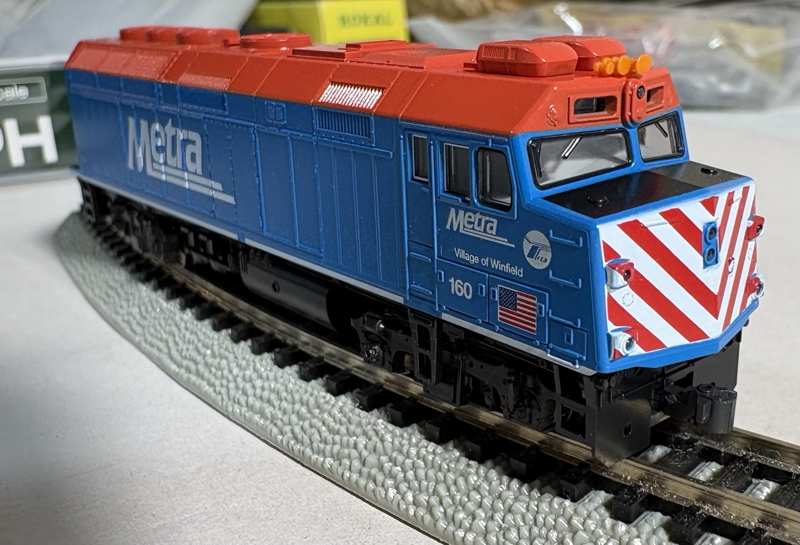KATO 176-9102 N Scale F40PH Chicago Metra #160 “Village of Winfield” (NOS)