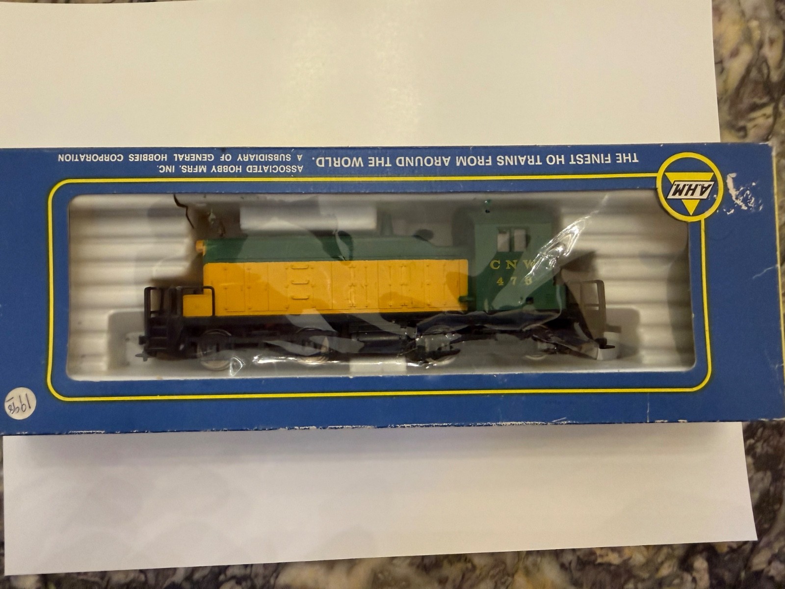 AHM Ho Scale EMD SW-1 CNW 5014B Green And Yellow Diesel Switcher