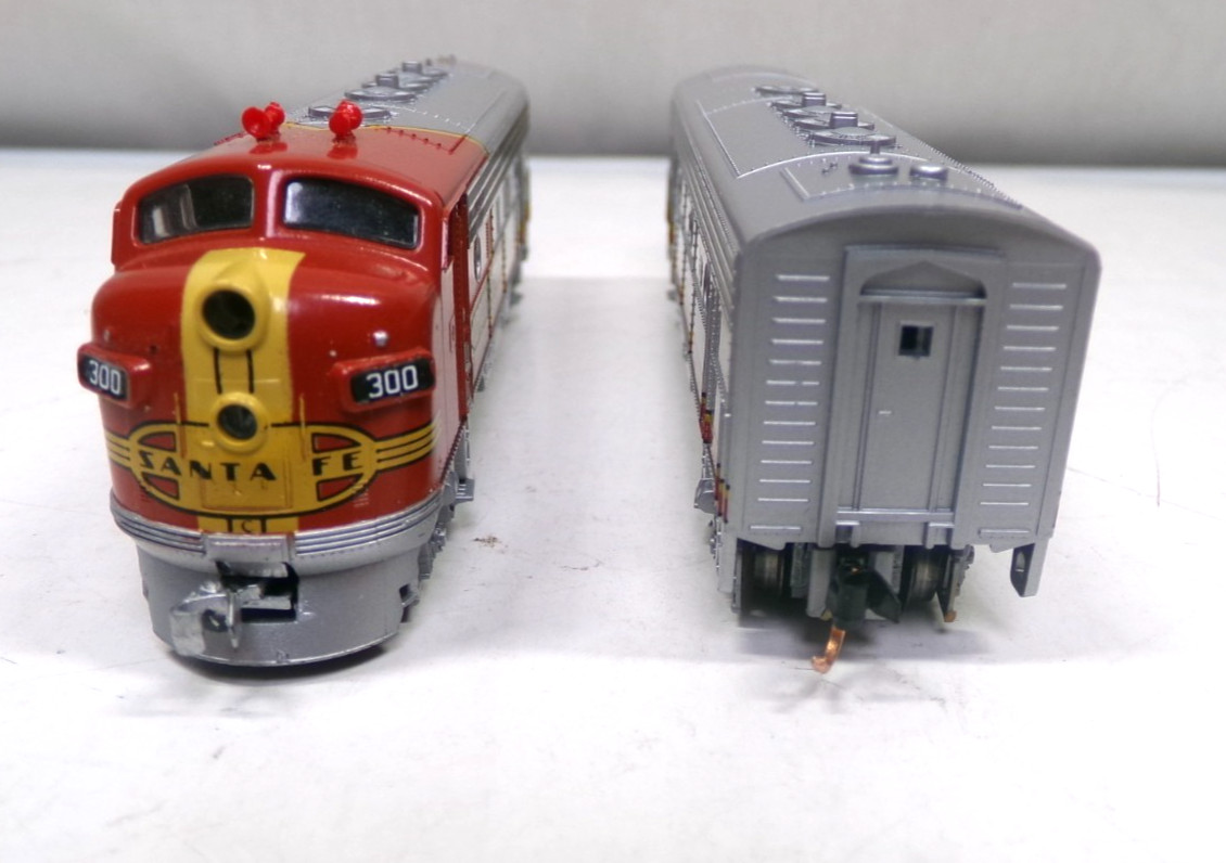N scale Kato Santa Fe F7 A+B diesel engine set in orig box (lot N 181)