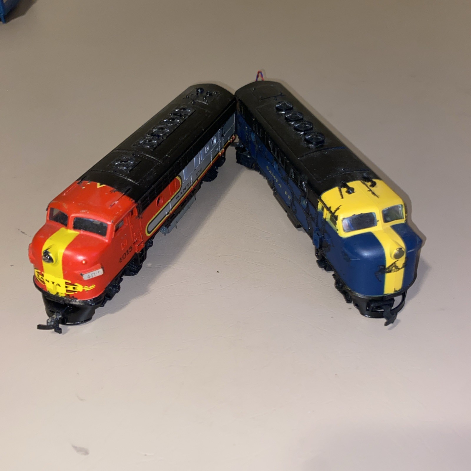 2 Lot VTG Locomotive – TYCO Santa Fe 4015 & Cox Santa Fe