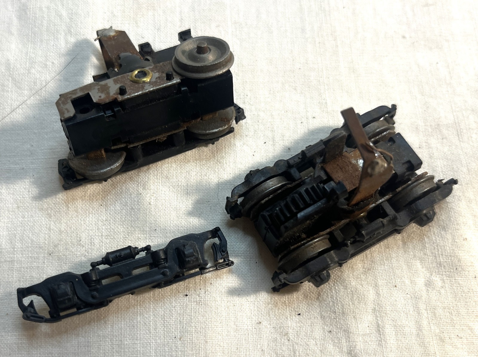 HO scale locomotive PARTS, 2 sets of geared trucks, unknown manufacture