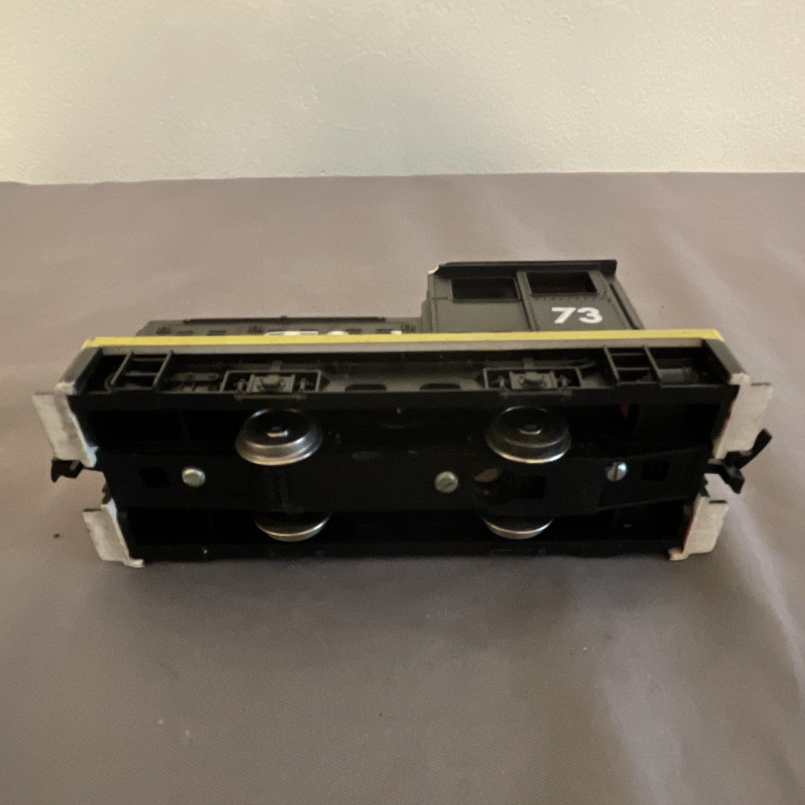 CN HO Diesel Locomotive Model Train Engine Black Yellow Red Transportation