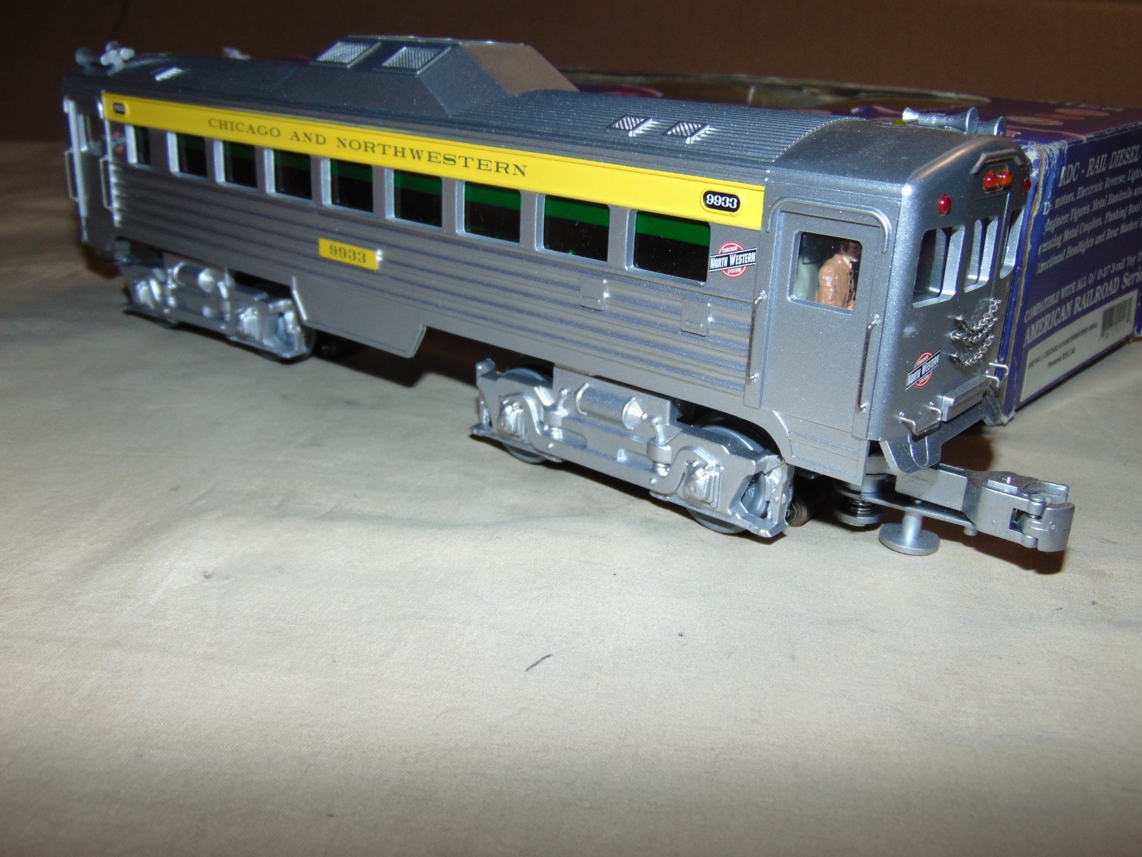 RMT 5411 CHICAGO NORTHWESTERN 9933 POWERED RDC 2 MOTOR DIESEL RAILCAR + BOX