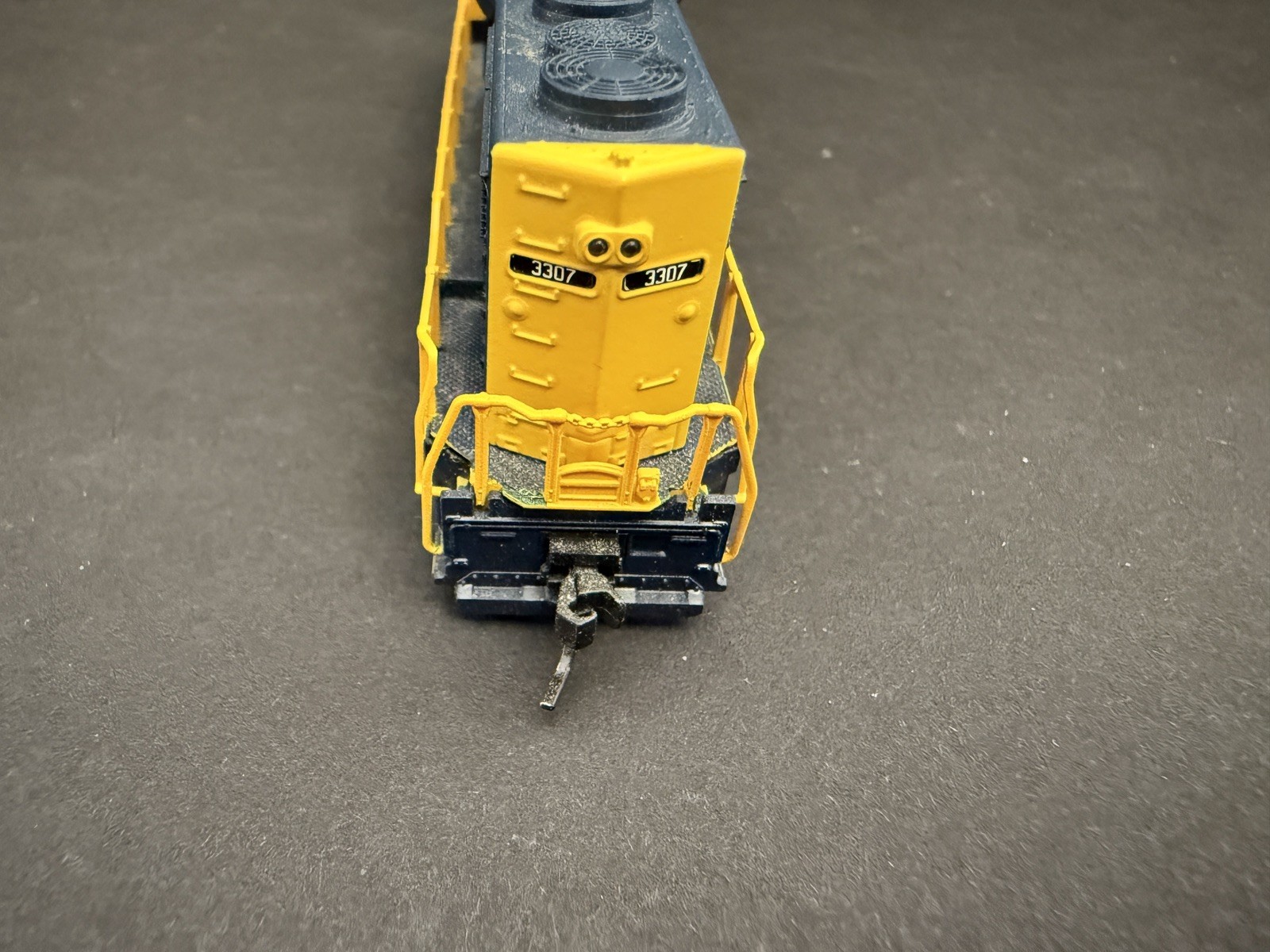 Atlas N Scale EMD GP-35 Santa Fe #3307 Locomotive Blue/Yellow Warbonnet