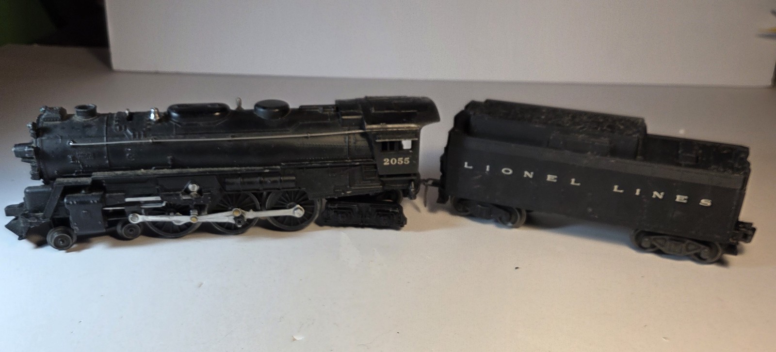 Lionel #2055 Loco, 6026W Tender in very good working condition