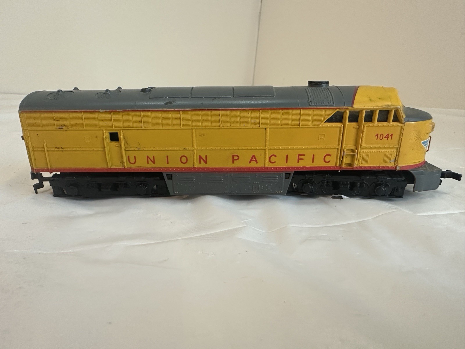 AHM Tempo Union Pacific Powered Locomotive 1041 HO Scale Used Working EMD E9