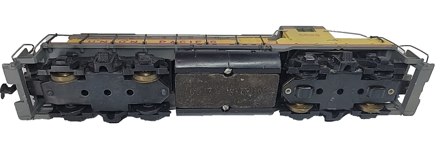 TYCO Union Pacific #5628 HO Scale Train Locomotive Engine Yellow
