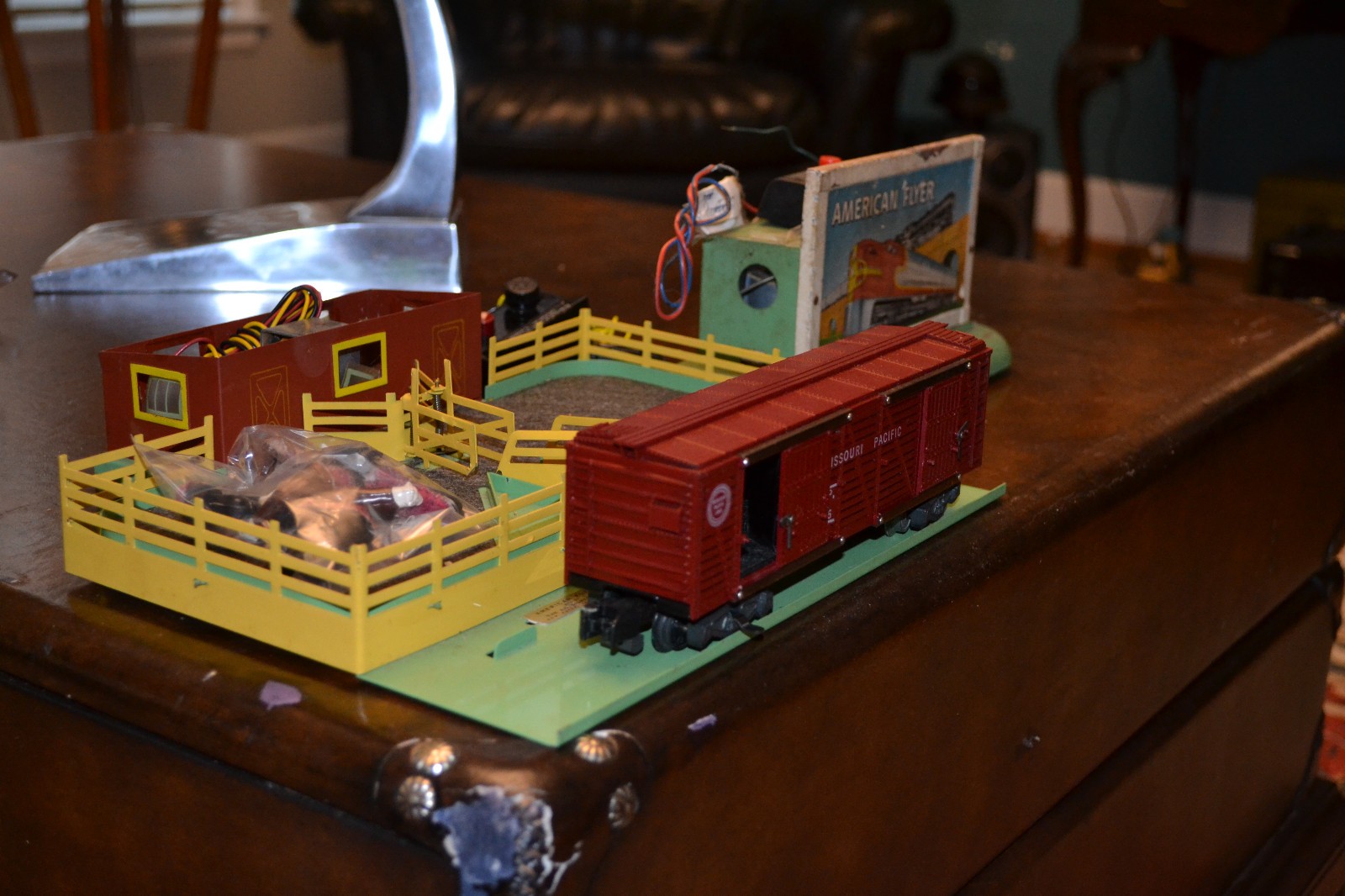 1950s-60s Vintage American Flyer Gilbert Trains Set & Tracks!