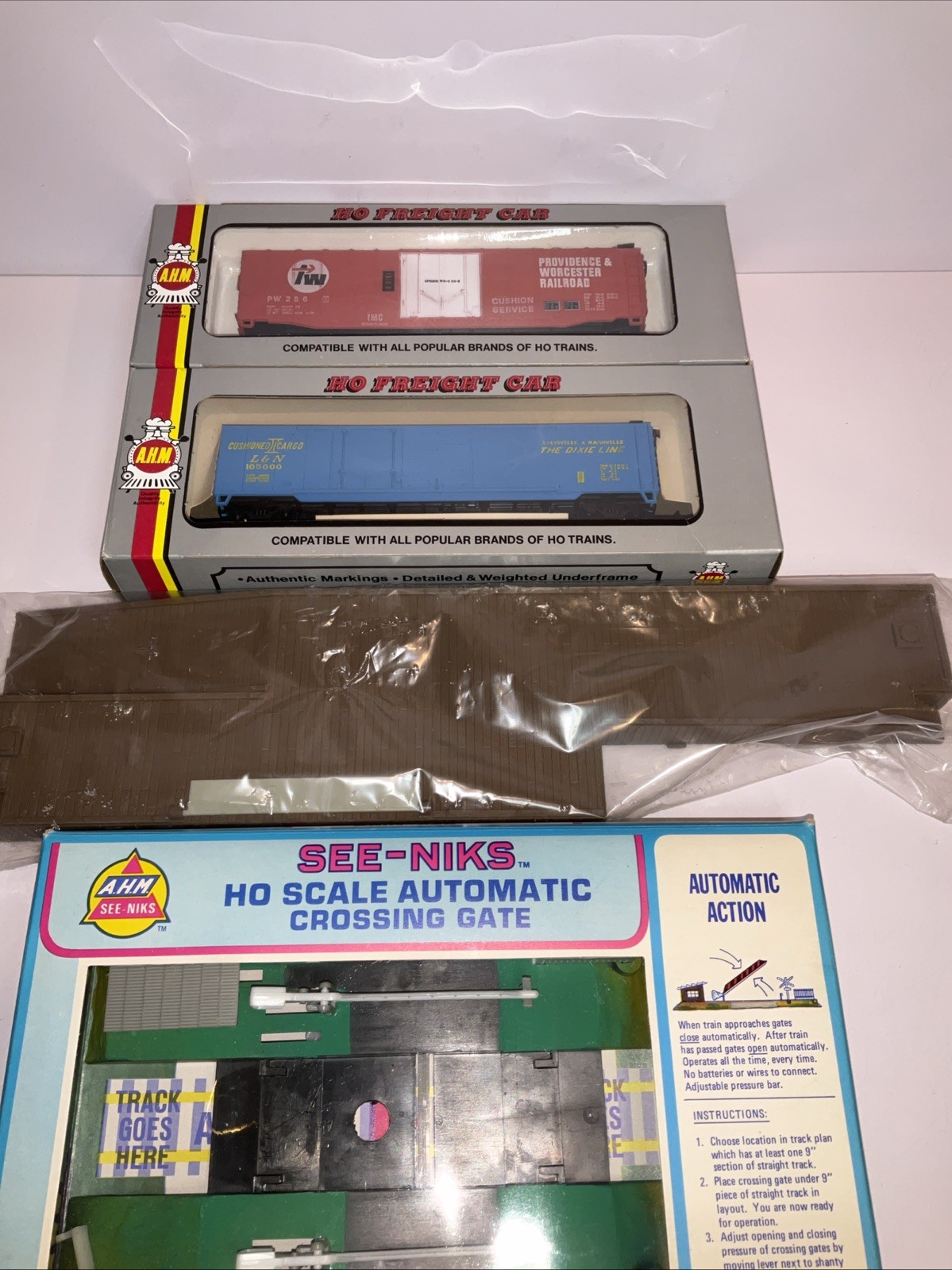 Vintage AHM HO Train Lot SEE-NIKS Crossing Gate 2 Boxcars NOS Boxed