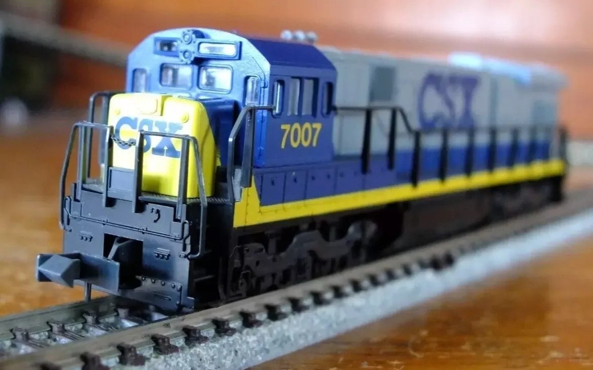 Kato 176-307 N gauge GE C30-7 diesel loco in grey & blue CSX livery