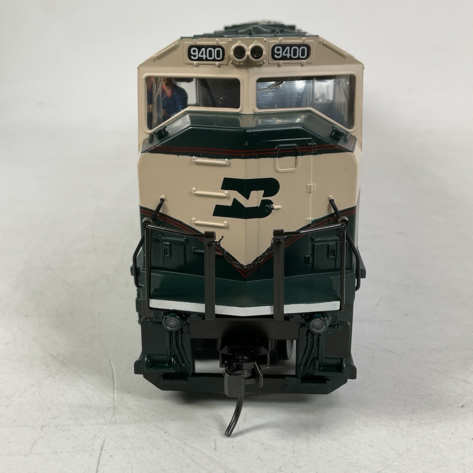 MTH Premier 20-2154-2 BNSF Cab No. 9400 EMD SD-70 MAC 2-Rail O Scale Diesel