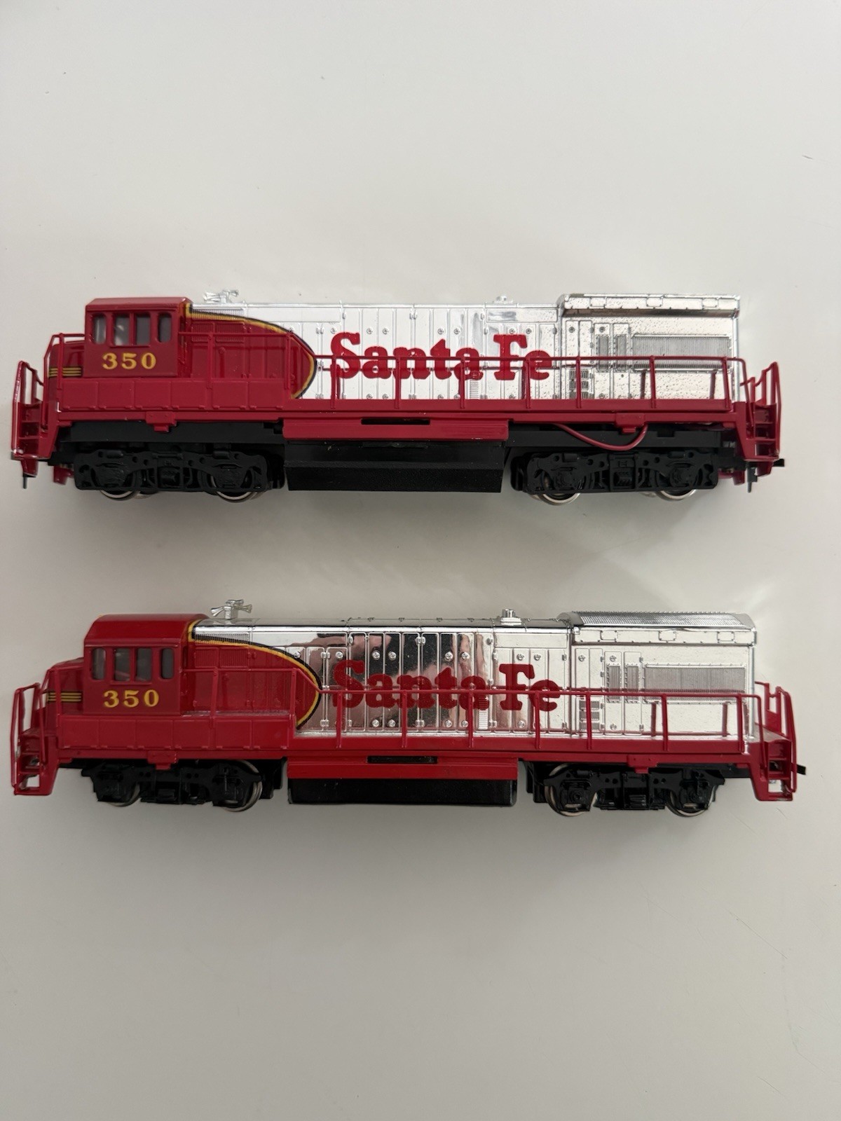 Rivarossi Ho Scale Model Train Diesel Locomotive GE U25C #350 Santa Fe Qty 2