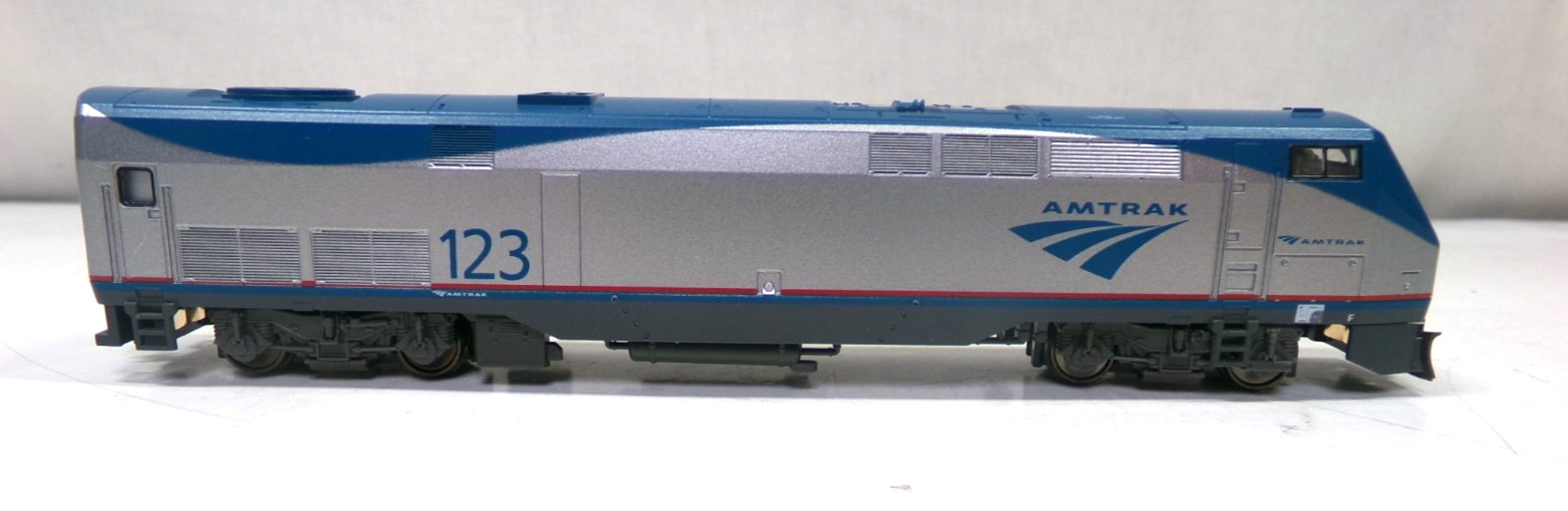 N scale Kato Amtrak P42 diesel engine in OB (lot N43)