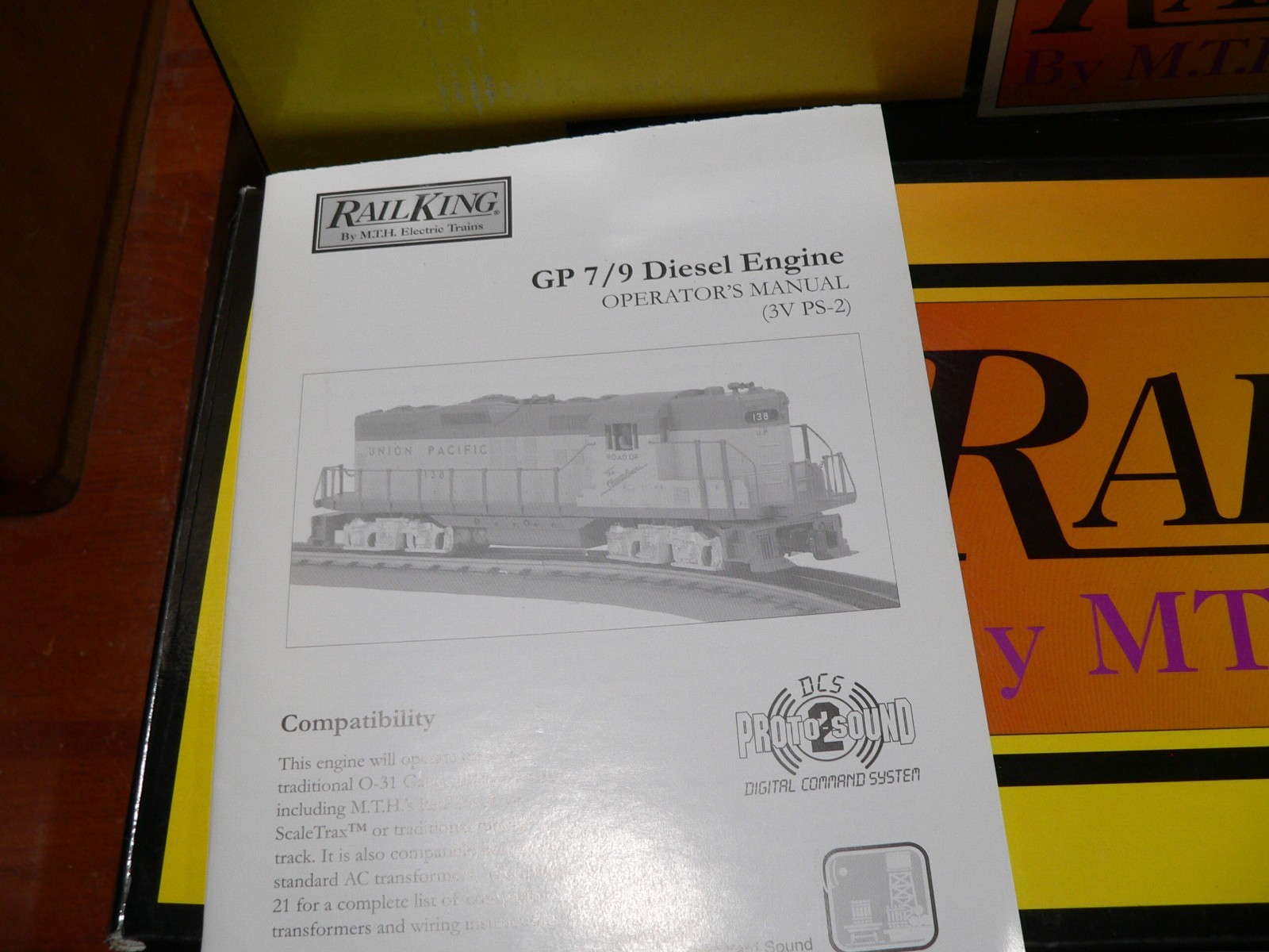 MTH PITTSBURGH & LAKE ERIE GP-7 30-2414-1 O GAUGE P&LE + 4 pass cars 30-67141