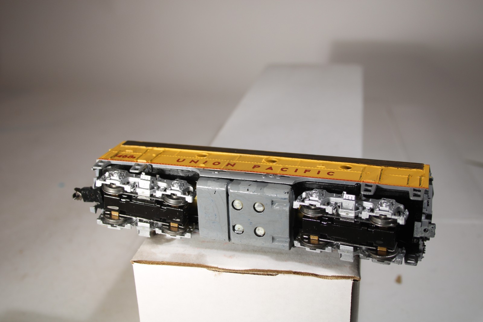 HO UNION PACIFIC 1468B Powered B Diesel Locomotive Yellow, Track Tested