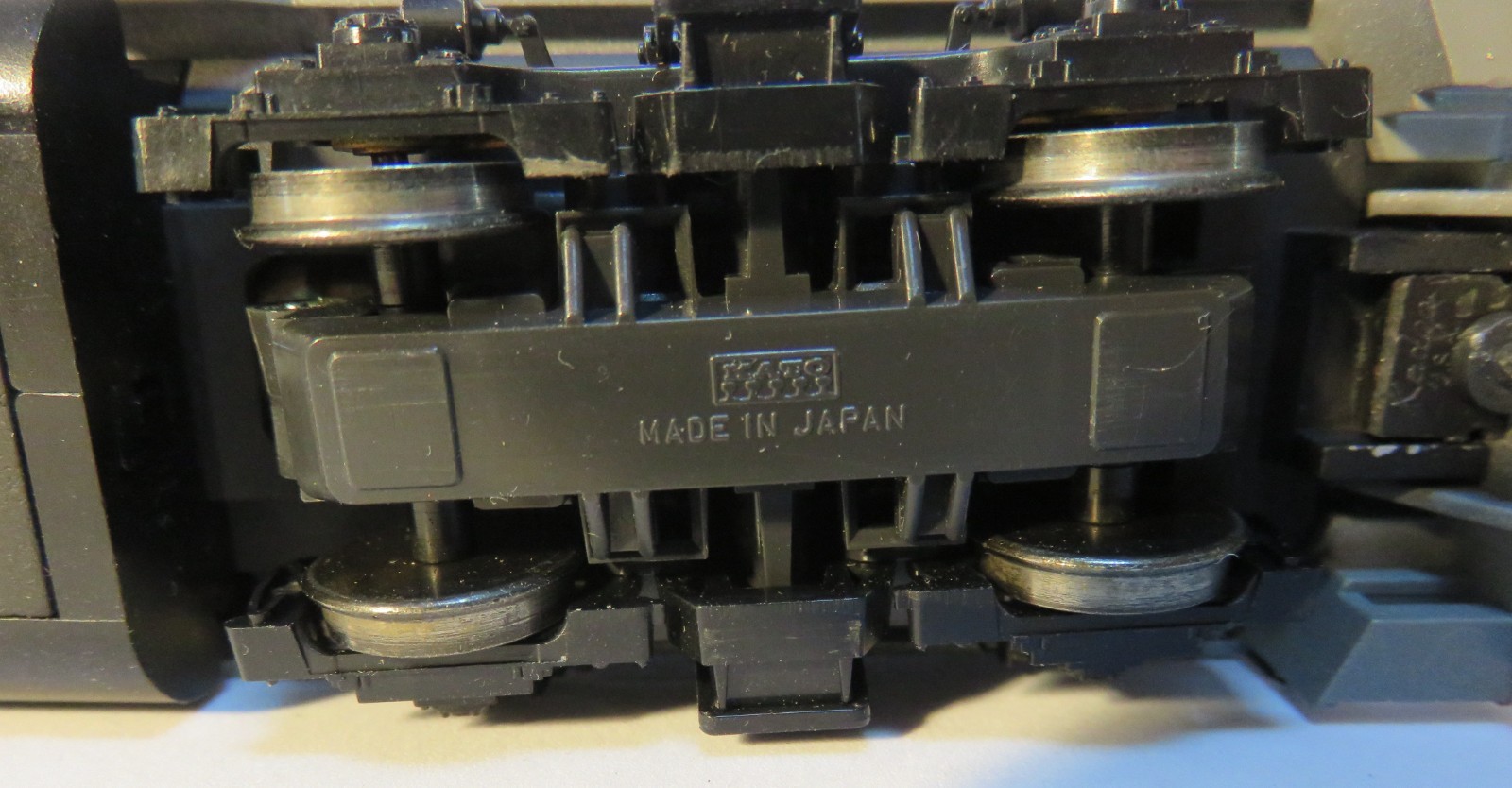 Kato HO Western Pacific #3009 GP-35 DCC, Directional LED Lights, Kadee Couplers
