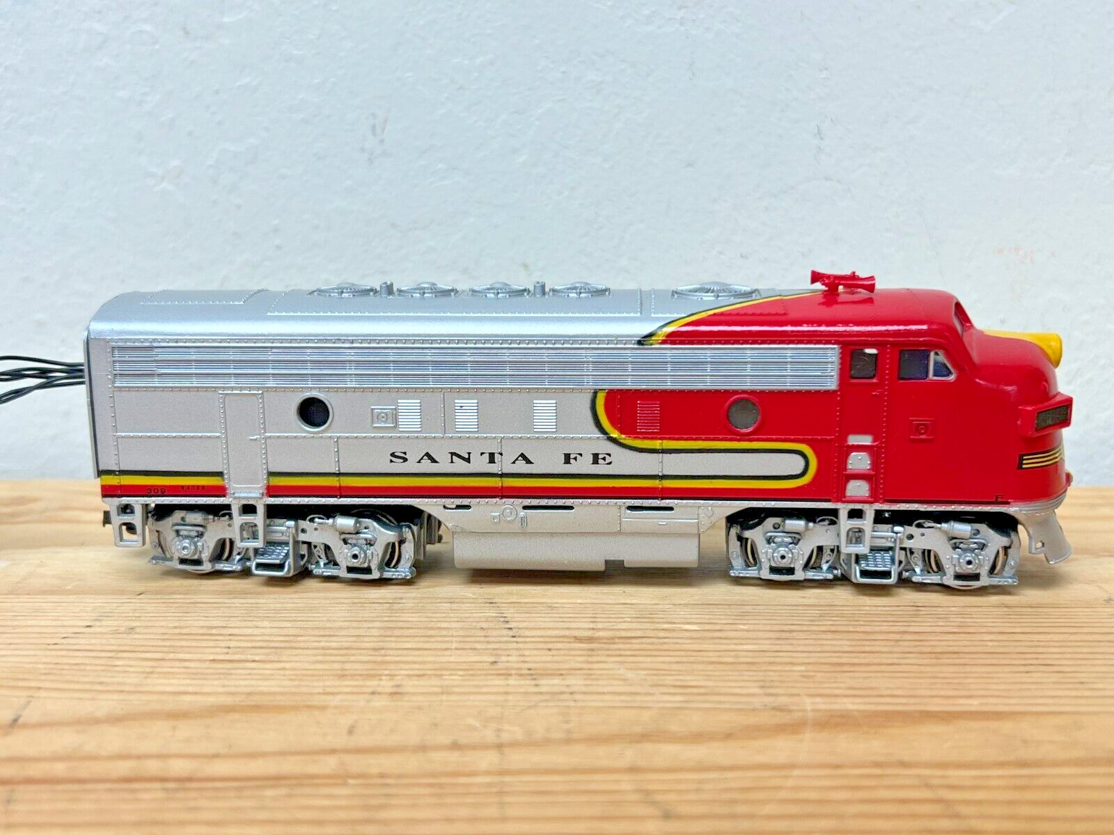 HO Scale Bachmann Santa Fe Train #390 wired w/ car (NOT SURE OF FUNCTIONALITY)