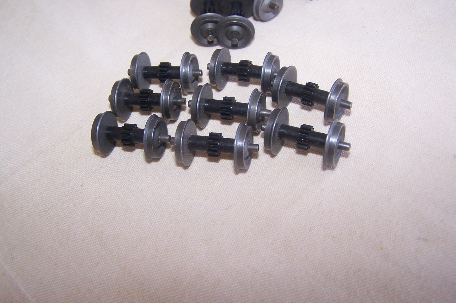ATHEARN Rare Yellow Box-Early BB AXLE GEAR Wheelsets Trucks HO LOCOMOTIVE PARTS