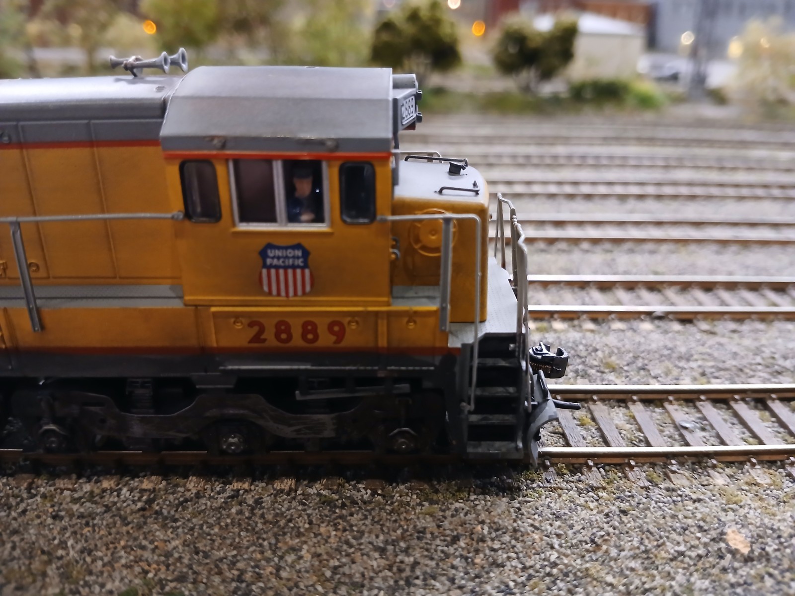 Union Pacific HO Diesel Locomotive #2889 Yellow Gray Light Function Dcc/Sound