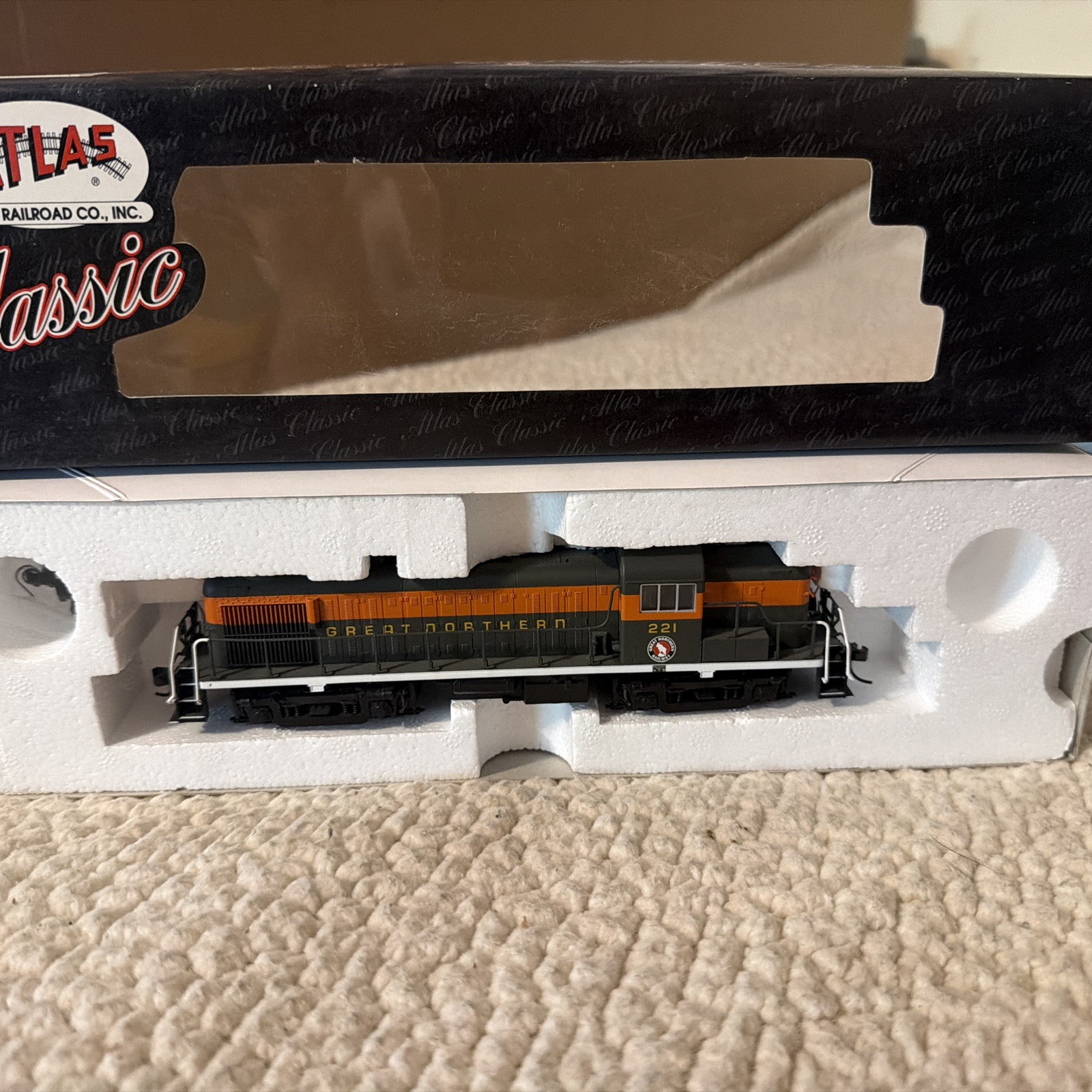 Atlas Classic 8343 ALCO RS-3 Great Northern Diesel Locomotive 221 – HO Scale