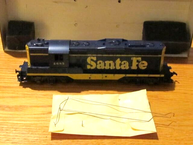 Superb ATHEARN HO “Santa Fe” GP9 powered engine … mint condition … one owner