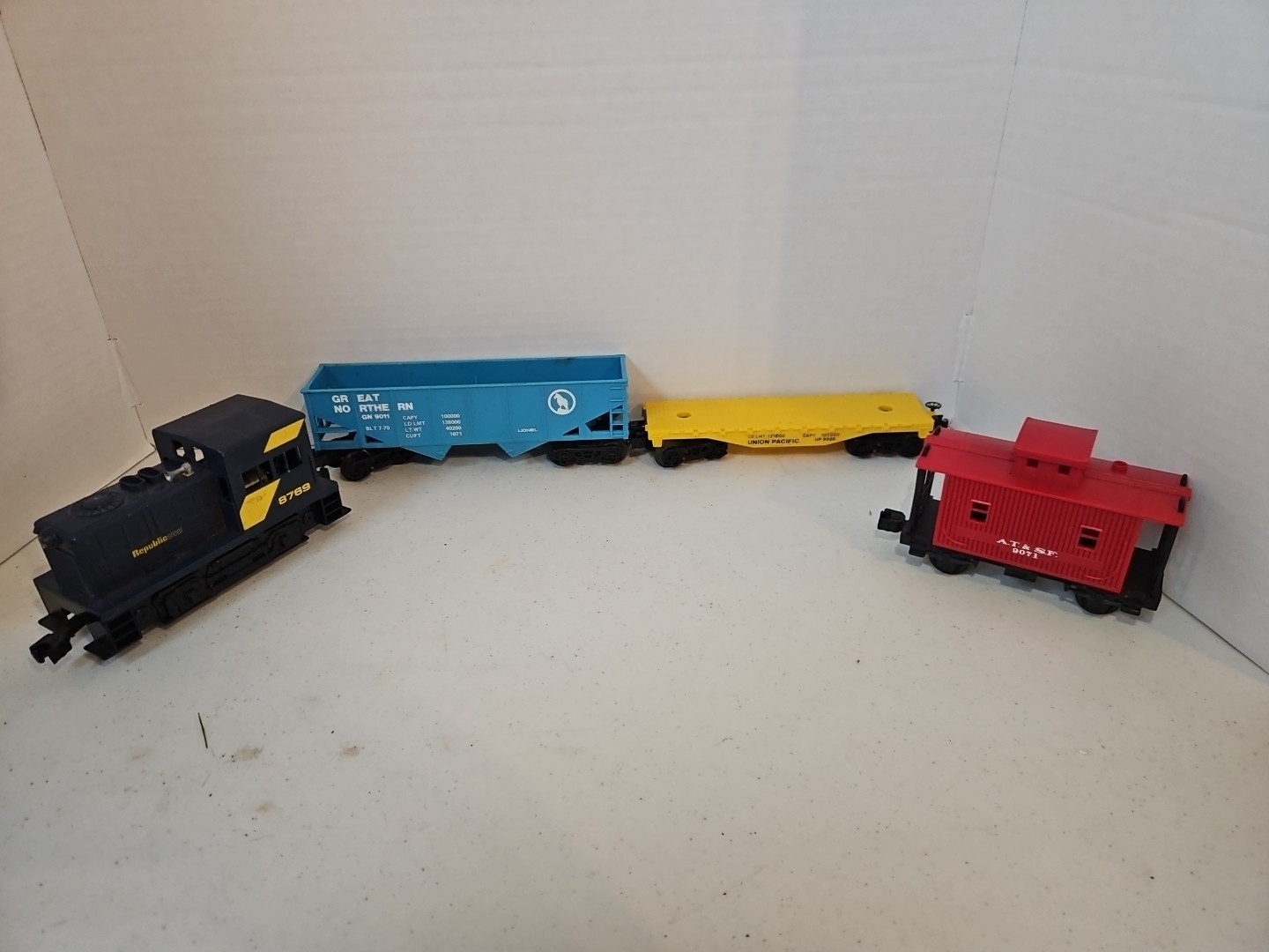 Lionel 8769RepublicSteelSwitcher Engine Great Northern/Union Pacific/ At&Sf Cars