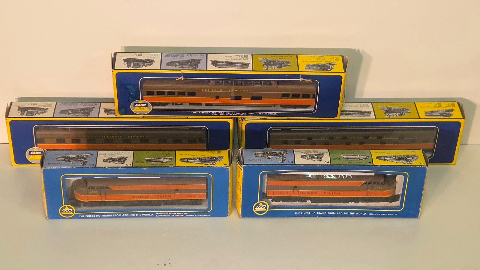 AHM Rivarossi HO Illinois Central FM C-Liner Diesel Locomotives 4022 w/ (3) Cars