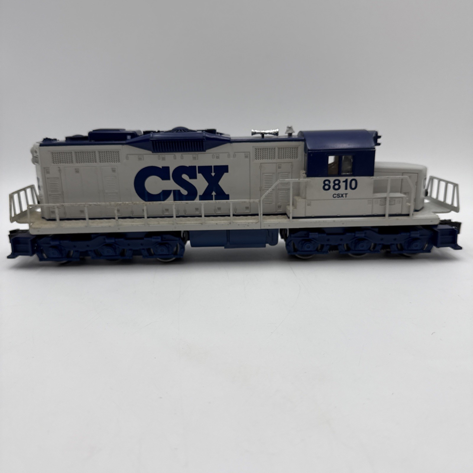 Lionel CSX SD-18 Diesel Locomotive Blue White O Gauge 6-18810 Model Railroad