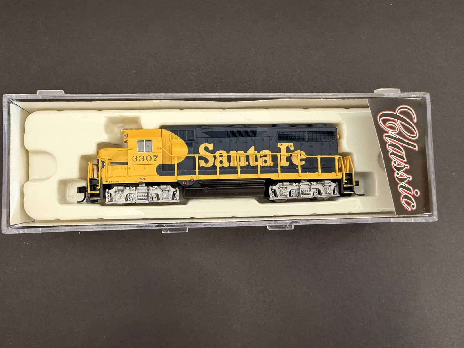 Atlas N Scale EMD GP-35 Santa Fe #3307 Locomotive Blue/Yellow Warbonnet