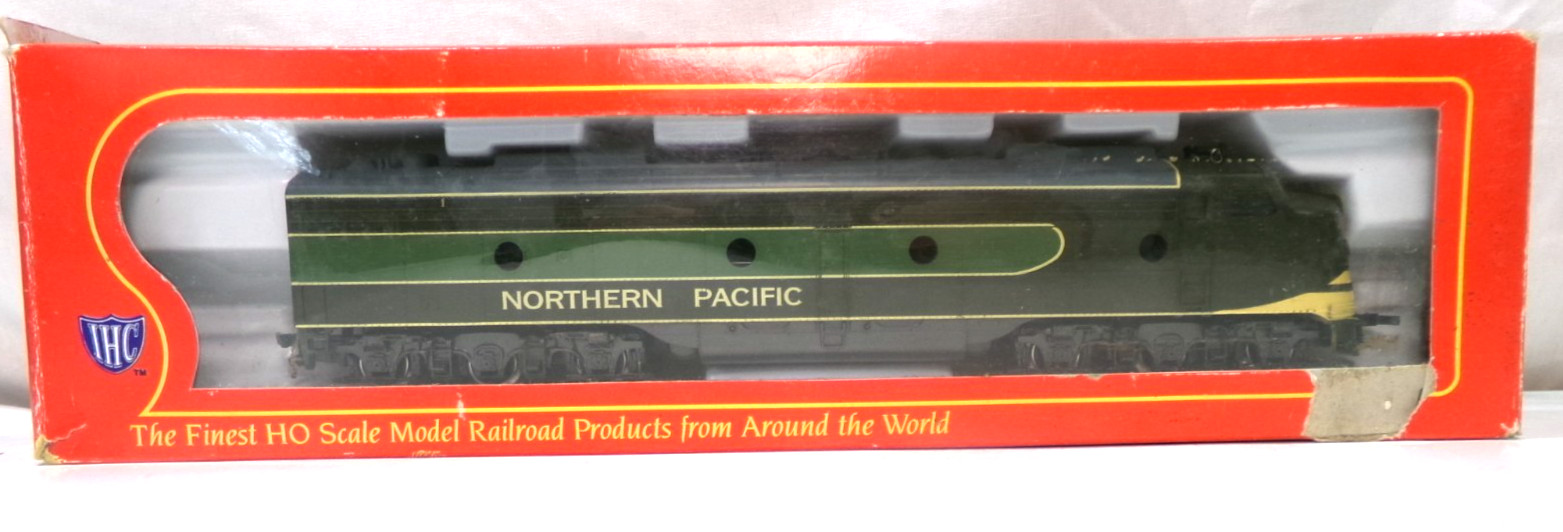 HO IHC Northern Pacific E8A dummy diesel in original box (lot 6733)
